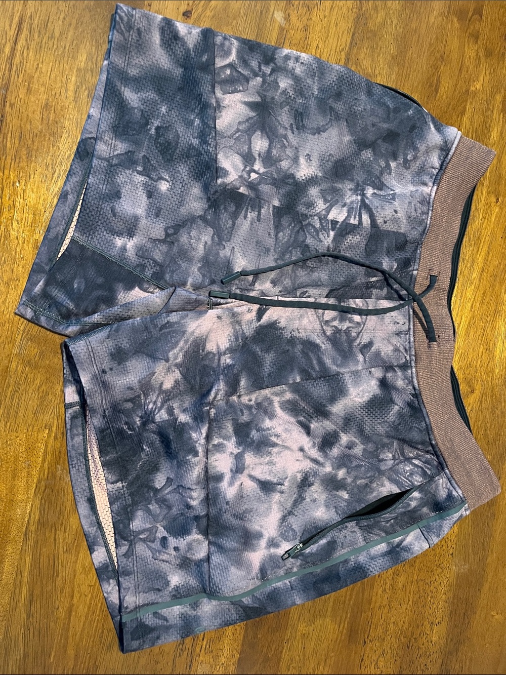 Lululemon xl LTT short . The pictures are right on for color . 5 in no liner